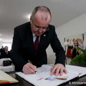 Minister obrany P. Gajdoš si uctil pamiatku rumunských vojakov v obci Senohrad a pri pamätníku v Centre výcviku Lešť
