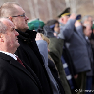 Minister obrany P. Gajdoš si uctil pamiatku rumunských vojakov v obci Senohrad a pri pamätníku v Centre výcviku Lešť