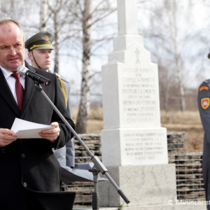 Minister obrany P. Gajdoš si uctil pamiatku rumunských vojakov v obci Senohrad a pri pamätníku v Centre výcviku Lešť