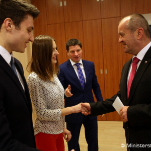 Minister Gajdoš ocenil víťazov literárnej súťaže rezortu obrany, študenti písali o vlastenectve 