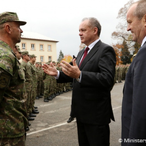 Prezident A. Kiska a minister obrany P. Gajdoš navštívili vojakov pozemných síl v Trenčíne