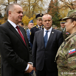 Prezident A. Kiska a minister obrany P. Gajdoš navštívili vojakov pozemných síl v Trenčíne