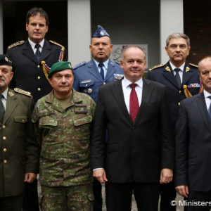 Prezident A. Kiska a minister obrany P. Gajdoš navštívili vojakov pozemných síl v Trenčíne