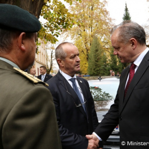 Prezident A. Kiska a minister obrany P. Gajdoš navštívili vojakov pozemných síl v Trenčíne