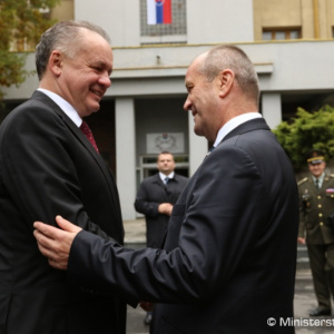 Prezident A. Kiska a minister obrany P. Gajdoš navštívili vojakov pozemných síl v Trenčíne