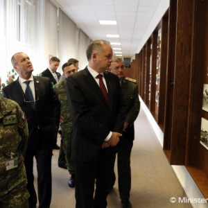 Prezident A. Kiska a minister obrany P. Gajdoš navštívili vojakov pozemných síl v Trenčíne