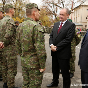 Prezident A. Kiska a minister obrany P. Gajdoš navštívili vojakov pozemných síl v Trenčíne