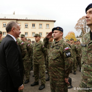 Prezident A. Kiska a minister obrany P. Gajdoš navštívili vojakov pozemných síl v Trenčíne