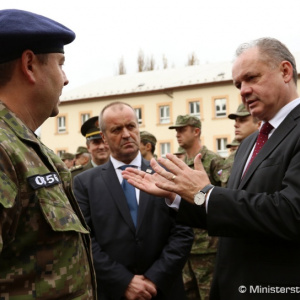 Prezident A. Kiska a minister obrany P. Gajdoš navštívili vojakov pozemných síl v Trenčíne
