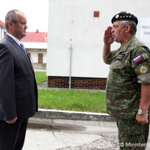 Minister obrany P. Gajdoš skontroloval ako sú ozbrojené sily pripravené na výcvik prvých dobrovoľných vojakov