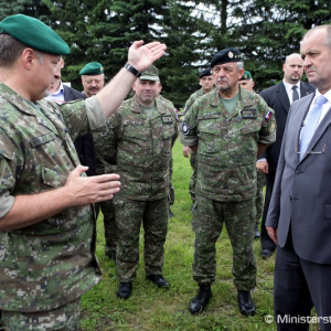Minister obrany P. Gajdoš skontroloval ako sú ozbrojené sily pripravené na výcvik prvých dobrovoľných vojakov