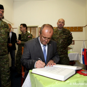 Minister obrany P. Gajdoš skontroloval ako sú ozbrojené sily pripravené na výcvik prvých dobrovoľných vojakov