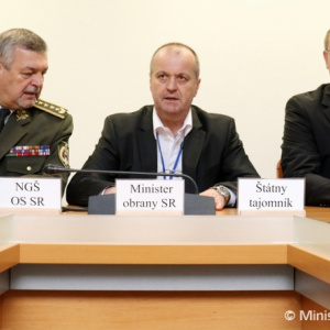 Minister obrany Peter Gajdoš predstavil nového štátneho tajomníka a spojil sa s veliteľmi v zahraničných misiách