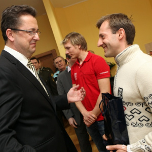 A. Kuzminová dostala od ministra Glváča špeciálny budík, streľbu môže trénovať už od rána