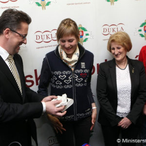 A. Kuzminová dostala od ministra Glváča špeciálny budík, streľbu môže trénovať už od rána