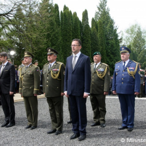 Minister obrany Martin Glváč si na vojenskom cintoríne Háj-Nicovô uctil obete druhej svetovej vojny
