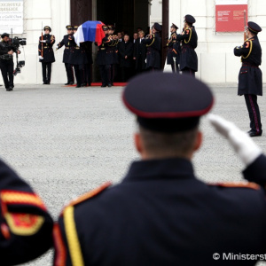 Slovenská republika sa dnes rozlúčila s prvým prezidentom SR a hlavným veliteľom vtedajšej Armády SR Michalom Kováčom