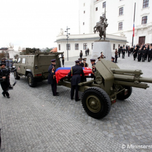 Slovenská republika sa dnes rozlúčila s prvým prezidentom SR a hlavným veliteľom vtedajšej Armády SR Michalom Kováčom