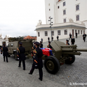 Slovenská republika sa dnes rozlúčila s prvým prezidentom SR a hlavným veliteľom vtedajšej Armády SR Michalom Kováčom