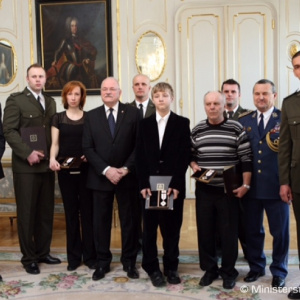 Prezident vyznamenal našich vojakov za statočnosť