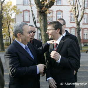 Ľubomír Galko a Ehud Barak po privítaní na MO SR