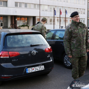 Minister obrany Glváč dnes odovzdal nové vozidlá