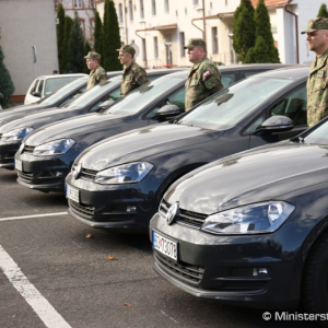 Minister obrany Glváč dnes odovzdal nové vozidlá