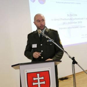 Generálporučík Zmeko medzi veliacimi poddôstojníkmi vo Zvolene