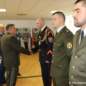 Generálporučík Zmeko medzi veliacimi poddôstojníkmi vo Zvolene