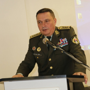 Generálporučík Zmeko medzi veliacimi poddôstojníkmi vo Zvolene