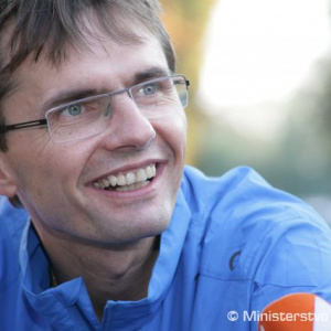 Minister novinárom tiež hovorí, že popri dlhoročnej láske najmä k sálovému futbalu má rád aj bicykel. No keďže nedávno podstúpil operáciu kolena uvidí, či už ho bude dostatočne poslúchať – a preto sa tentoraz rozhodol pre elektrobicykel