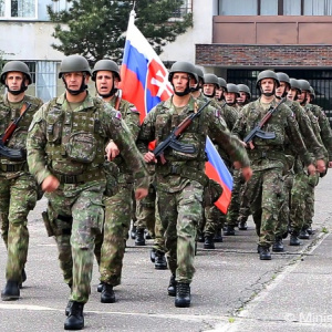 Profesionálni vojaci sa pripravujú na vojenskú prehliadku, má pripomenúť odkaz hrdinov Slovenského národného povstania