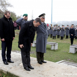 Minister Gajdoš si pripomenul pamiatku 17. novembra na cintoríne vo Vrakuni