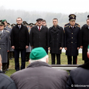 Minister Gajdoš si pripomenul pamiatku 17. novembra na cintoríne vo Vrakuni