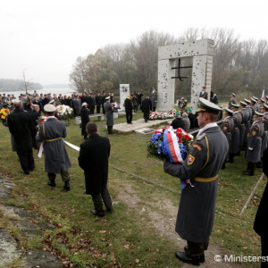 Minister Gajdoš si pripomenul pamiatku 17. novembra na cintoríne vo Vrakuni