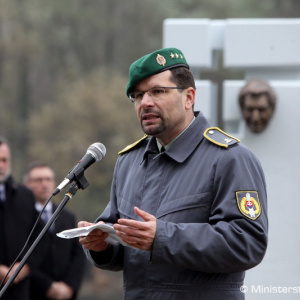 Minister Gajdoš si pripomenul pamiatku 17. novembra na cintoríne vo Vrakuni