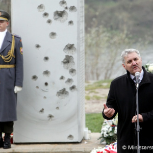 Minister Gajdoš si pripomenul pamiatku 17. novembra na cintoríne vo Vrakuni