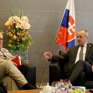Minister Gajdoš rokoval s predsedom Vojenského výboru NATO gen. Stuartom Peachom
