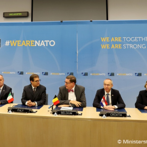 Ministri obrany členských krajín NATO diskutovali o potenciále a rizikách nových technológií