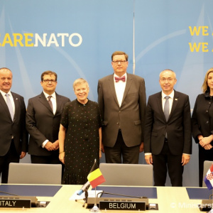Ministri obrany členských krajín NATO diskutovali o potenciále a rizikách nových technológií