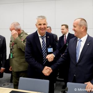 Ministri obrany členských krajín NATO diskutovali o potenciále a rizikách nových technológií
