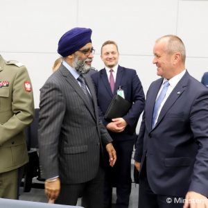 Ministri obrany členských krajín NATO diskutovali o potenciále a rizikách nových technológií