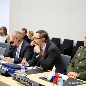 Ministri obrany členských krajín NATO diskutovali o potenciále a rizikách nových technológií