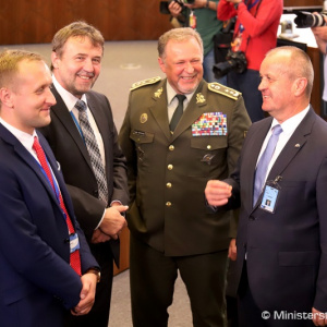 Ministri obrany členských krajín NATO diskutovali o potenciále a rizikách nových technológií