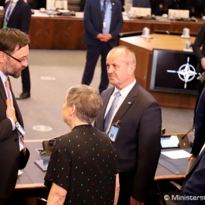 Ministri obrany členských krajín NATO diskutovali o potenciále a rizikách nových technológií